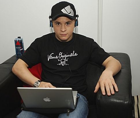 Gustav a sluchátka.jpg